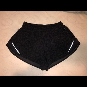 Lululemon Hotty Hot shorts 2.5” black camo size 4